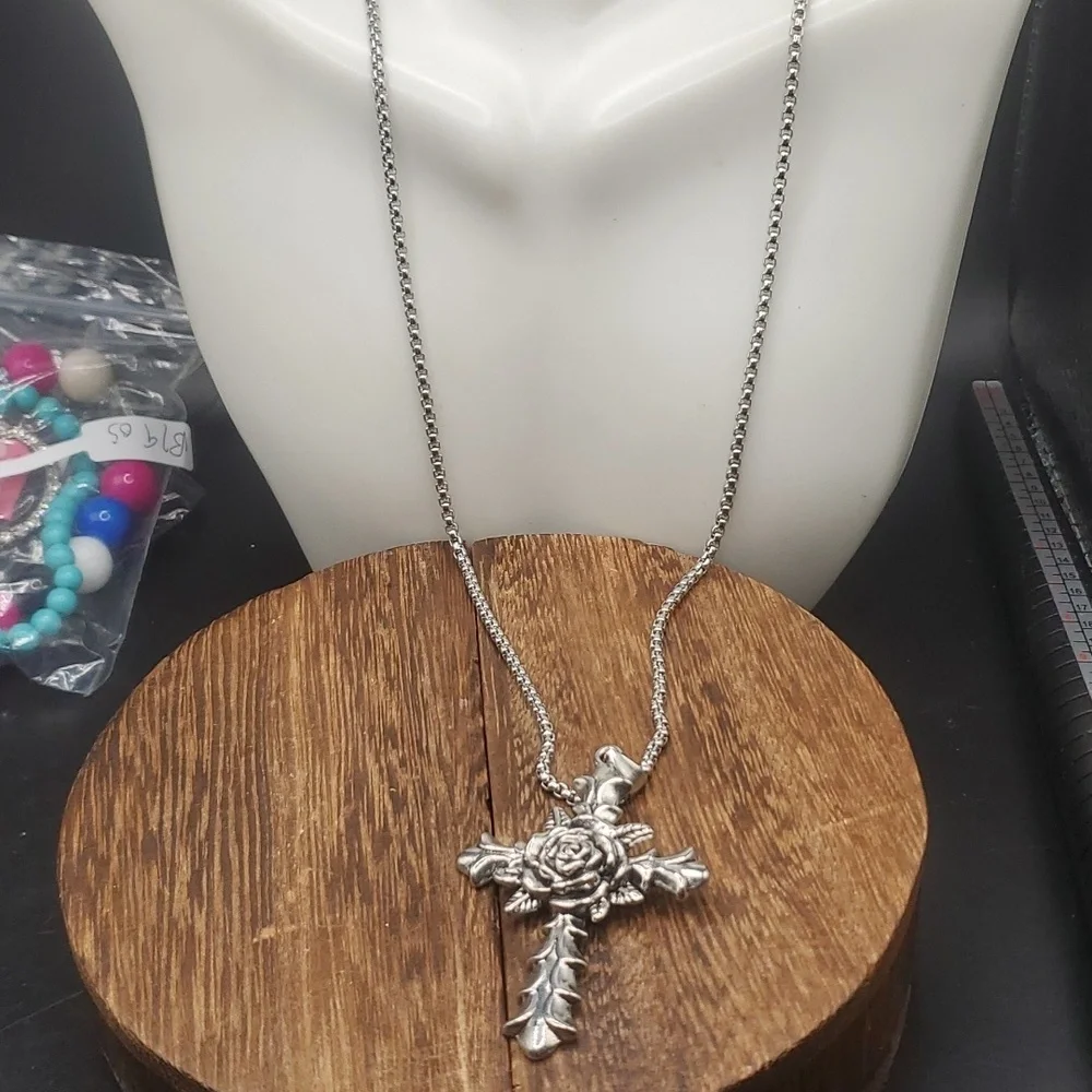 Sterling pendant cross with‎ silver tone mesh chain  N3115